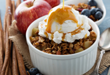 Τριφτή μηλόπιτα με βρώμη και σος καραμέλας